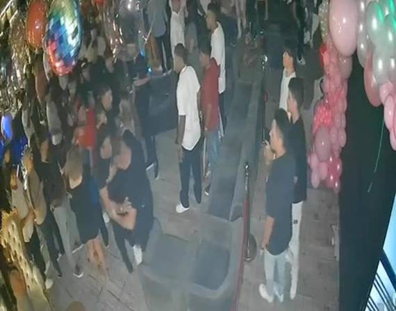 Imagen previa al asesinato de un hombre en una discoteca de Urdesa Central, Guayaquil.