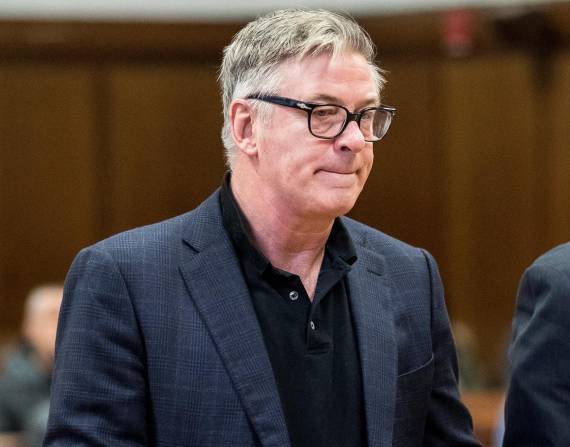 El actor estadounidense Alec Baldwin asiste a un juicio, en una fotografía de archivo.