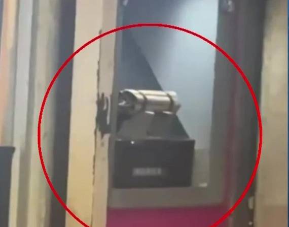 Imagen de tacos de dinamita en un cajero bancario de la avenida 9 de Octubre, centro de Guayaquil.