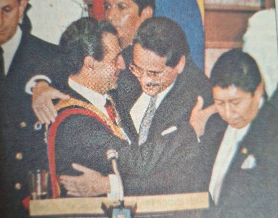 10 de Agosto de 1988. Rodrigo Borja es posesionado en el Congreso Nacional, en Quito.