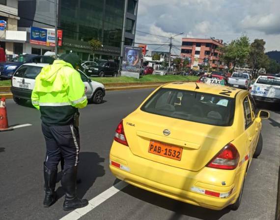 Los agentes de la AMT realizan controles de los autos que circulan en Quito.