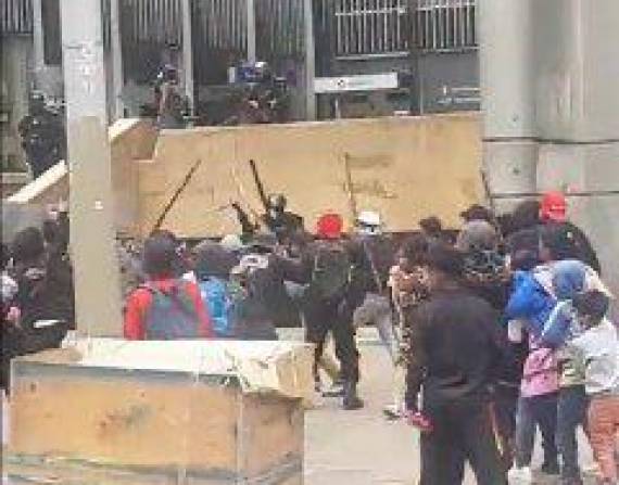 Los manifestantes usaron palos y artefactos para atacar a la policía.