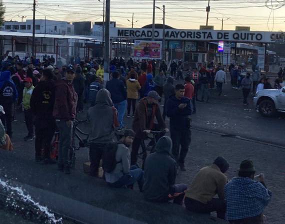 Personas se aglomeran en los exteriores del Mercado Mayorista de Quito.