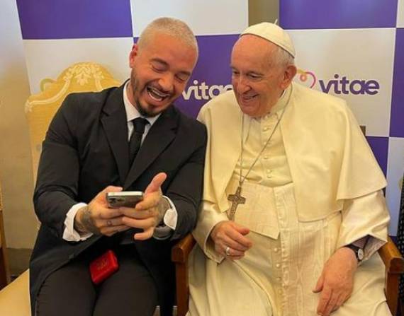 El papa Francisco y J Balvin se divirtieron mientras se tomaron fotos.