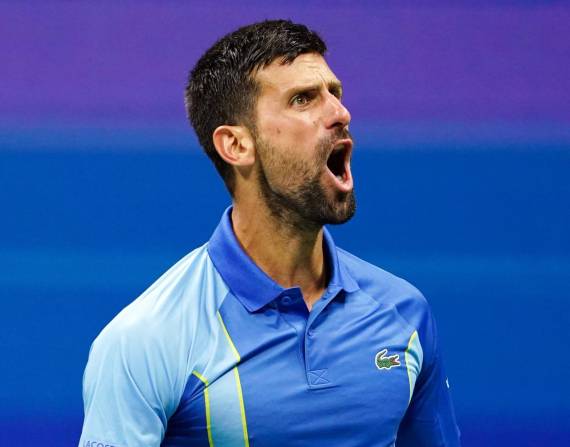 Novak Djokovic celebra un punto durante su partido de tercera ronda del US Open contra su compatriota Laslo Djere.