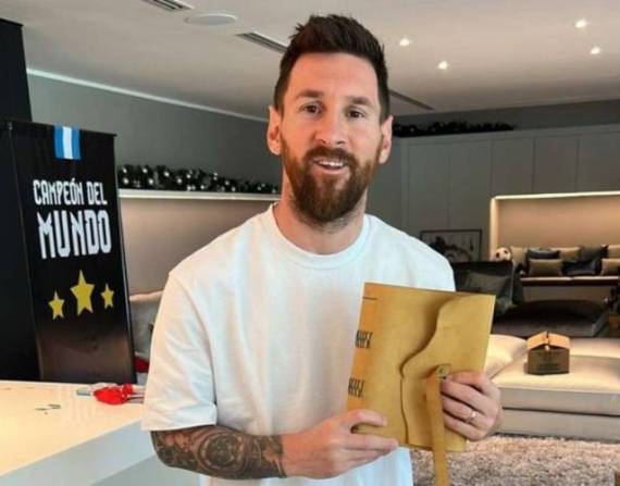 Messi recibió un libro dedicado por sus vecinos antes de su viaje a París