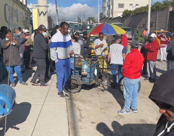 Decenas de personas esperan en los exteriores de un centro de abasto de gas de uso doméstico.