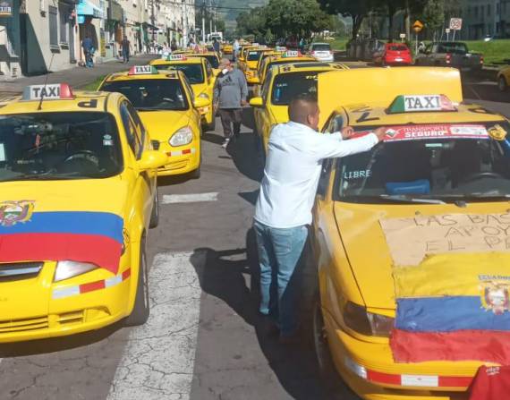 Las bases del taxismo recorrieron las principales vías de la capital este viernes 24 de junio del 2022.