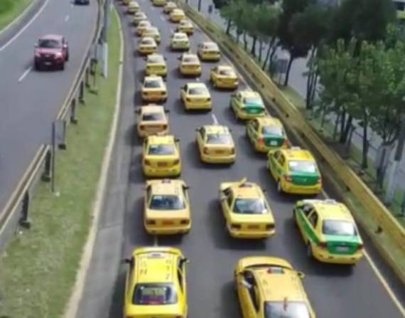 Ciento de taxis se tomaron la autopista General Rumiñahui la mañana de este lunes 27 de junio del 2022.