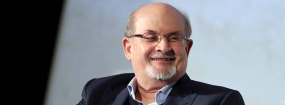 Apuñalan al escritor Salman Rushdie mientras daba una conferencia en Nueva York