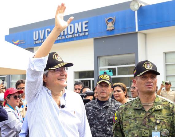 El presidente Guillermo Lasso felicitó a los policias que intervinieron en el Hospital de Chone.