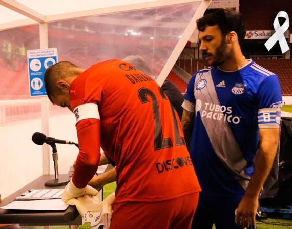 Los capitanes de Emelec (Sebastián Rodríguez) y Liga de Quito (Adrián Gabbarini) firman un acta de asistencia al partido del día domingo
