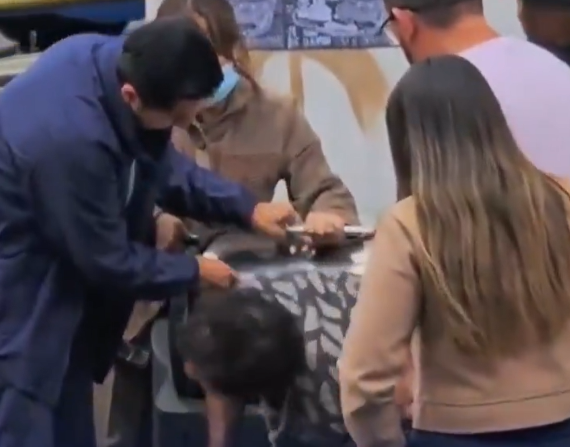 Quito: un hombre quedó atrapado en un contenedor de basura en el Centro Histórico