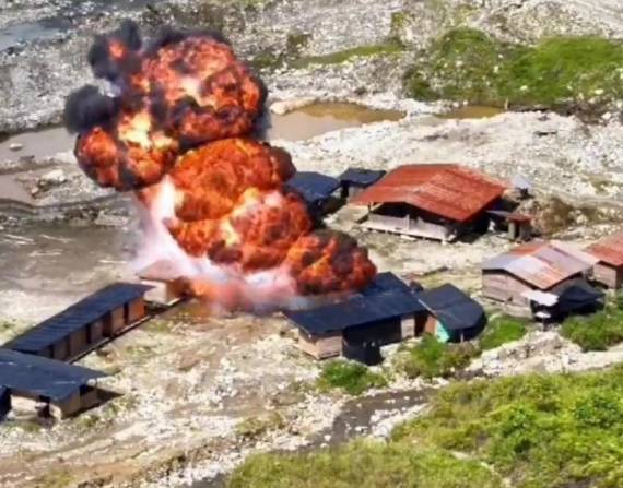 Imagen provista por las Fuerzas Armadas del bombardeo que realizaron en el Alto Punino, Orellana.