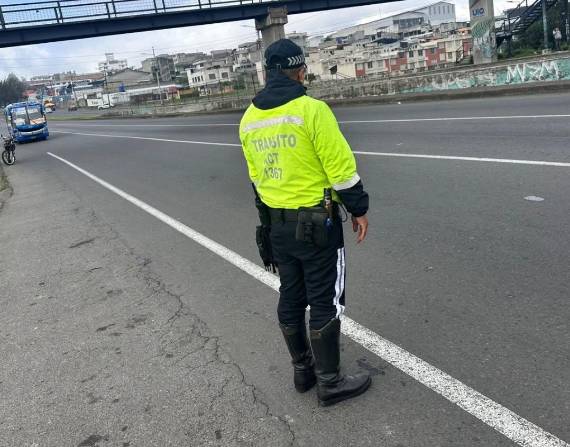 Agente de tránsito realizando controles.