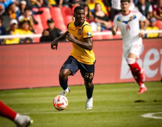 Moisés Caicedo en un partido con la selección de Ecuador