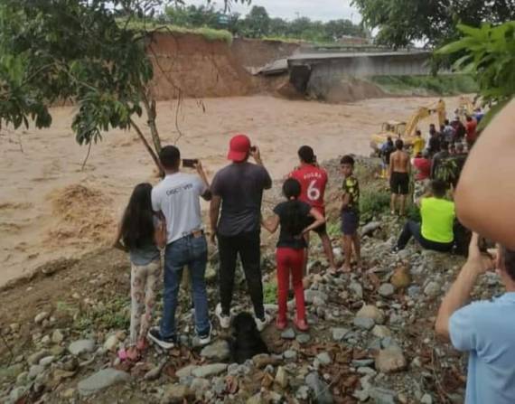 Varios espectadores observaron el momento en el que el puente colapso.