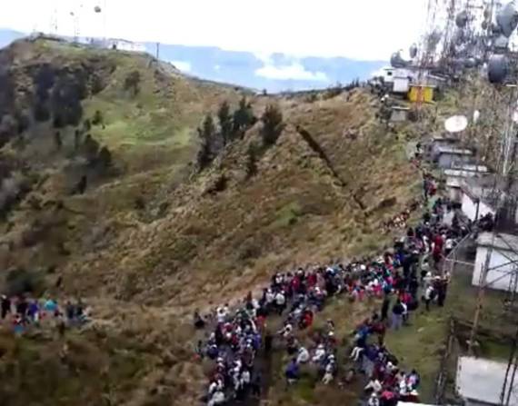 Los comuneros subieron a las antenas del cerro Pilisurco en Tungurahua, sierra centro del Ecuador.