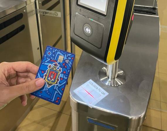 La Tarjeta Ciudad junto a uno de los validadores en la estación de San Francisco.