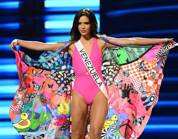 Miss Universo Venezuela 2022, Amanda Dudamel, mientras desfila en el escenario con un traje de baño de Jacqueline Aguilera, durante la 71.ª Competencia Preliminar de este concurso de belleza la noche del 11 de enero de 2023.