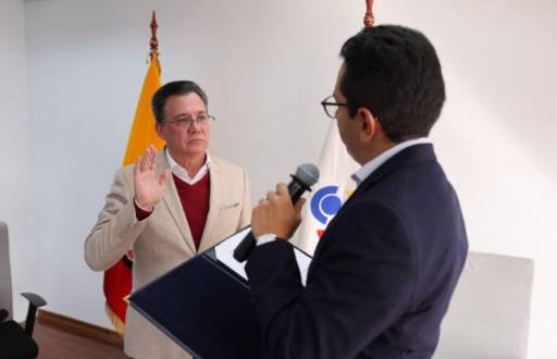 Fidel Márquez toma juramento para el nuevo cargo.