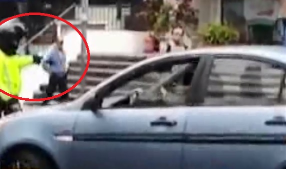 Otra conductora ataca a agente de tránsito en Quito