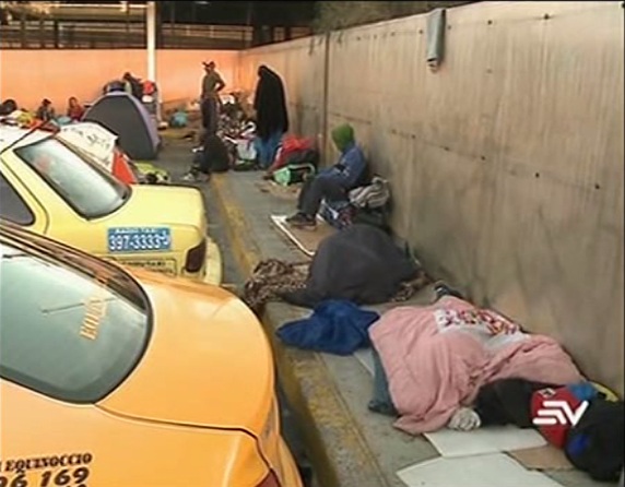 Venezolanos se refugian en terminal de Carcelén en Quito