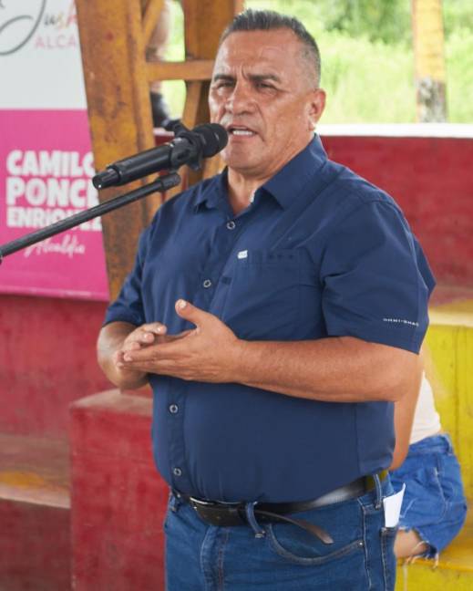 Imagen de archivo de José Sánchez, alcalde de Camilo Ponce Enríquez, durante un evento.