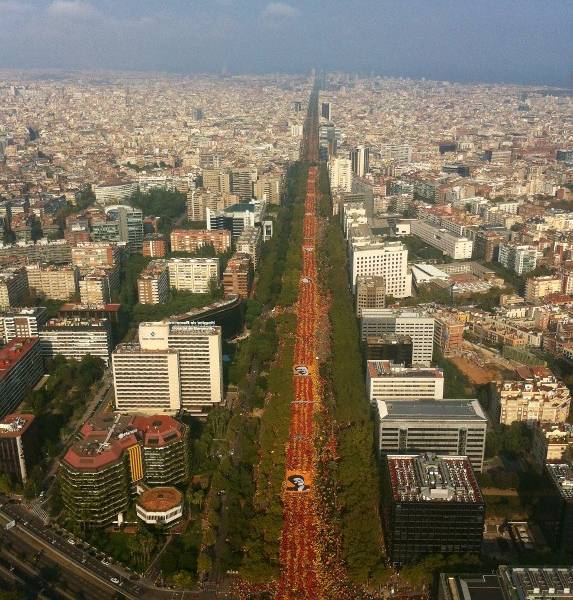 Una multitud amarilla y roja reclama un referéndum independentista en Cataluña
