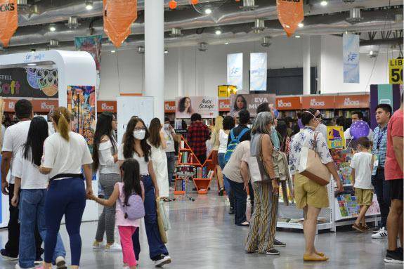 La Feria del Libro en Guayaquil inició con más de 60 stands, talleres y conversatorios con escritores nacionales e internacionales