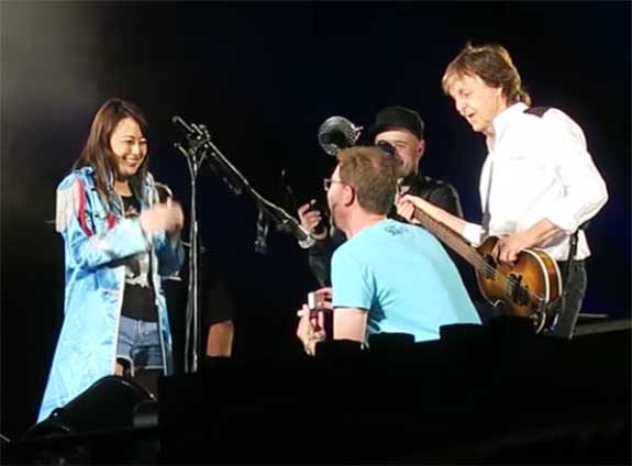 Paul McCartney ayudó a un fanático a pedir matrimonio durante show