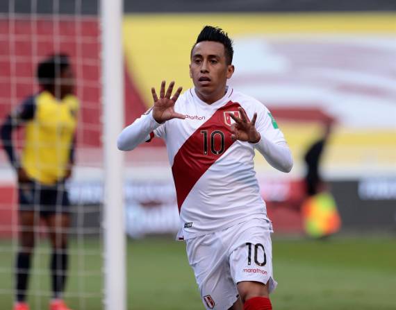 Cristian Cueva celebra el primer tanto peruano.