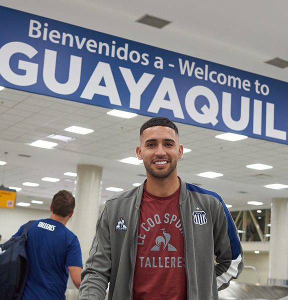 Nahuel Bustos en el aeropuerto José Joaquín de Olmedo.