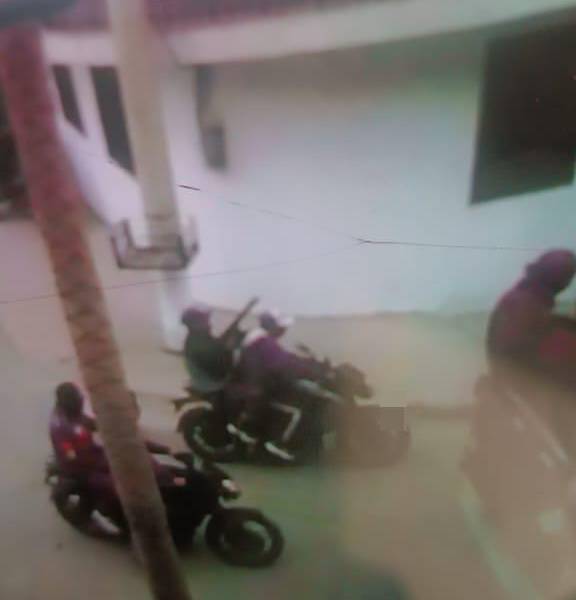 Los asesinos se trasladaban en una camioneta y dos motocicletas.