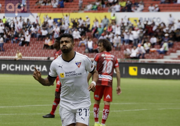 Liga de Quito golea y se afianza en playoffs
