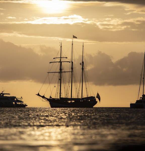 Fotografía fechada el 24 de abril de 2024 cedida por Darwin200, del centenario barco a vela neerlandés Oosterschelde en Islas Galápagos (Ecuador).