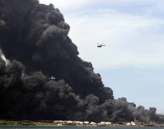 Un helicóptero sobrevuela la parte afectada.