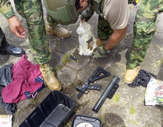 El Ejército descubrió un lanzagranadas y proyectiles ocultos en un taxi sin placas en Ibarra.