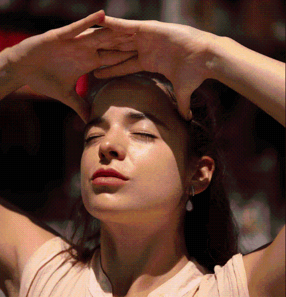 Joven mujer aguantando el impacto de los rayos del sol