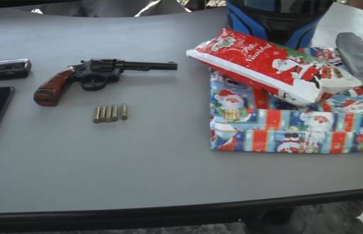 Arma de fuego se ocultaba en una funda de regalo.