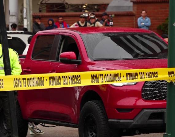 Imagen del carro que fue baleado por sicarios por ambos lados, en donde fueron asesinados dos hombres, la tarde del miércoles 6 de noviembre.