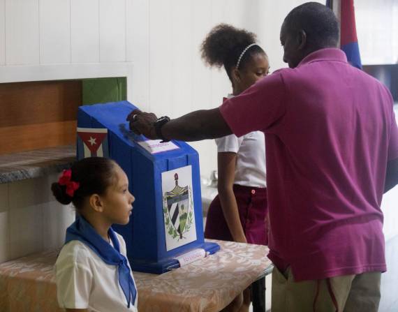 Un hombre ejerce su derecho al voto ayer durante la jornada de votaciones, en el marco del referendo sobre el nuevo código de familia, en La Habana (Cuba). EFE/Yander Zamora