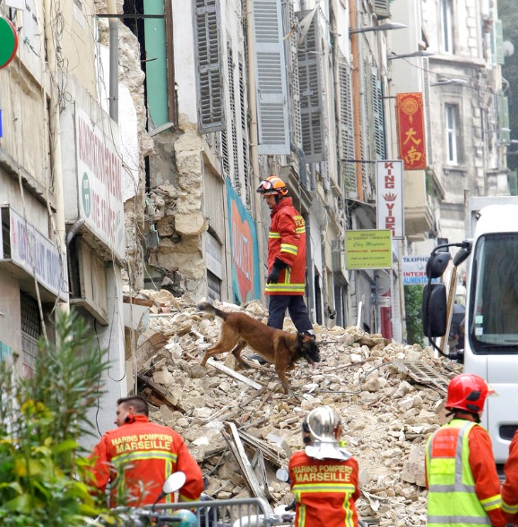 Buscan sobrevivientes tras desplome de edificios en Marsella