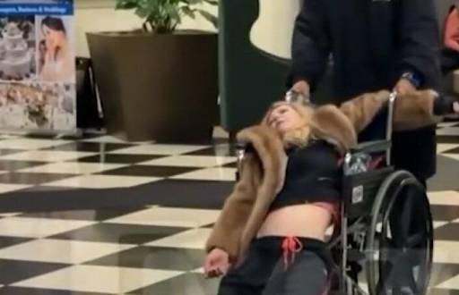 Tara Reid siendo evacuada del hotel en silla de ruedas.