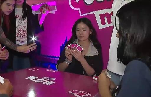 Personas jugando 40 en el Metro de Quito.