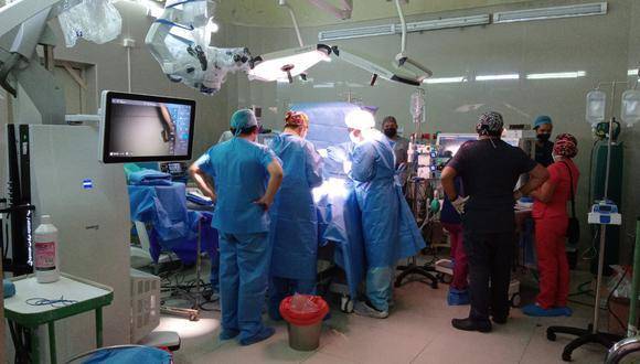 Separan a dos siameses unidos por la cadera tras 7 horas de cirugía en Perú