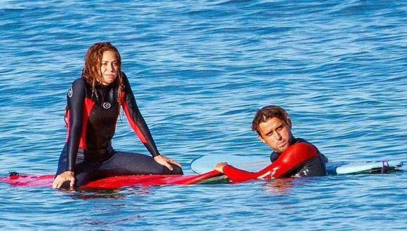 Imagen de Shakira y el entrenador de surf de sus hijos.