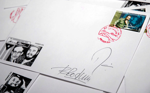 Irán presenta un sello de correos conmemorativo de Hugo Chávez