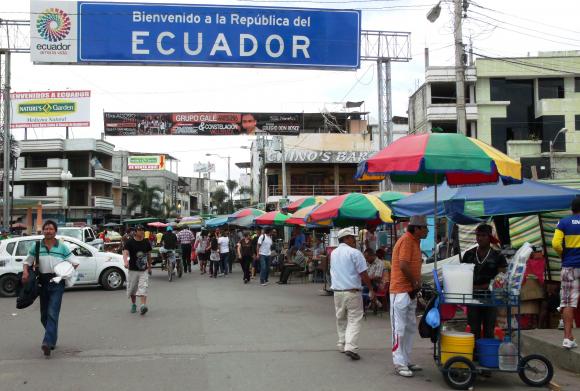 Decenas de ecuatorianos copan Aguas Verdes por compras navideñas