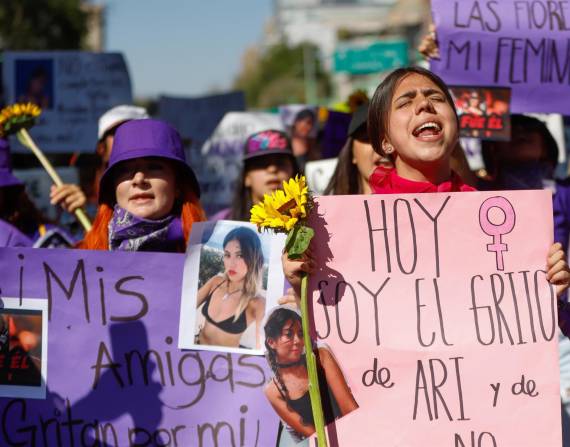 Un grupo de mujeres protesta hoy, en una de las principales avenidas de la Ciudad de México (México).